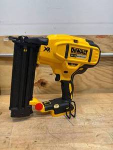 lot 76 image: DEWALT DCN680 20V MAX XR Lithium-Ion 18-Gauge Electric Cordless Brad Nailer Kit - C299