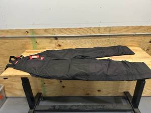 lot 216 image: MILWAUKEE 262B-LS Mens Large Short Black FREEFLEX Insulated Bib Overalls B149