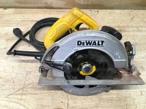 lot 16 image: DEWALT DWE575 15 Amp Corded 7-14 in. Lightweight Circular Saw - C149
