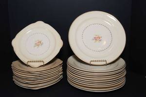 lot 13 image: Vintage Paden City Pottery Dinnerware Set  24 Pieces