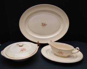 lot 20 image: Vintage Paden City Pottery Serving Ware