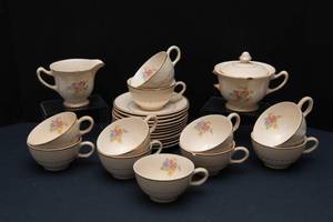 lot 27 image: Vintage Paden City Pottery - 25 Pieces