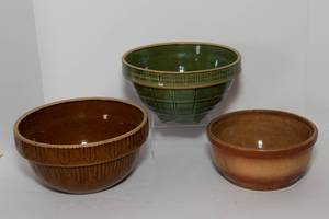 lot 28 image: Vintage Pottery Bowls - McCoy Green Glaze