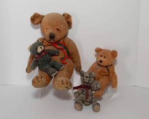 lot 26 image: Set of Vintage Teddy Bears