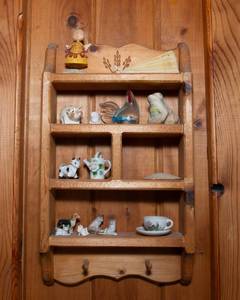 lot 21 image: Trinket Shelf with Contents  Vintage Display Shelf