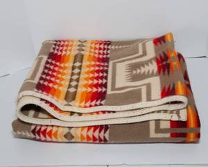 lot 84 image: Vintage Pendleton Beaver State Wool Blanket