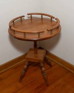 lot 103 image: Mid-Century Maple Circular Side Table