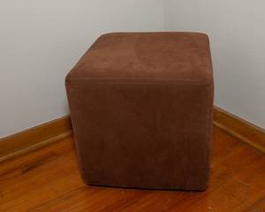 lot 104 image: Room and Board Cushioned Ottoman