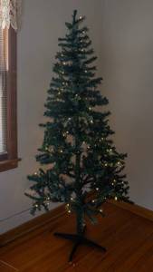 lot 105 image: Pre Lit 6 Foot Christmas Tree