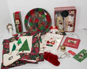 lot 113 image: Christmas Decor