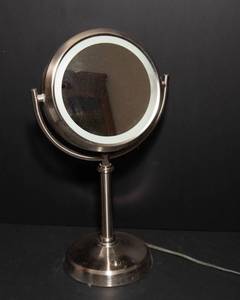 lot 139 image: Lighted Vanity Mirror