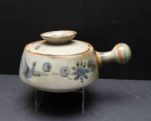 lot 147 image: El Palomar Ken Edwards Pottery Mexico Handled Casserole Dish