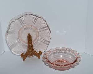 lot 150 image: Two Pieces of Pink Glassware - Possibly Depression