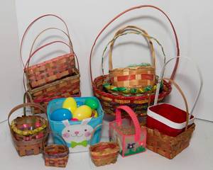 lot 168 image: Easter Baskets and Decor