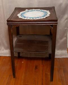 lot 179 image: Vintage End Table