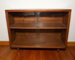 lot 2A image: Mid-Century Modern Display Cabinet with Sliding Glass Doors