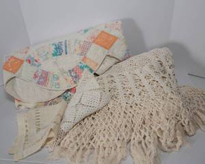 lot 232 image: Vintage Quilt, Doilies, and Small Table Coverings