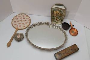 lot 242 image: Miscellaneous Vintage Home Decor