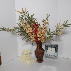 lot 250 image: Home Decor - Clock, Vase, and Bookends