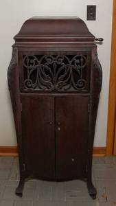 lot 268 image: Antique Sonora Grand Standing Phonograph with Records