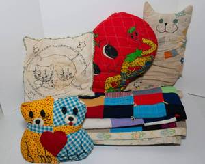 lot 270 image: Vintage Pillows and Vintage Quilt
