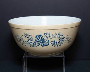 lot 295 image: Vintage Pyrex Homestead Nesting Mixing Bowl Speckled TanBlue 1.5 Quart