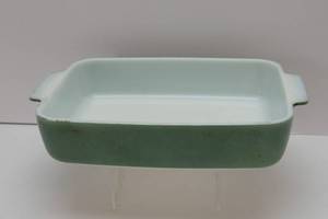 lot 304 image: Pyrex 507-B Rectangle Seafoam Green Casserole Dish