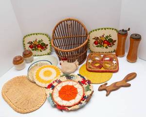 lot 289 image: Trivets and Kitchen Items