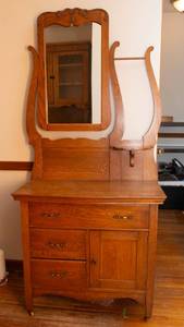 lot 311 image: Antique Oak Washstand with Mirror