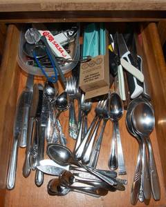 lot 285 image: Drawer of Miscellaneous Kitchen Items
