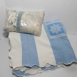 lot 356 image: Cotton Blanket and Decorative Pillow Set