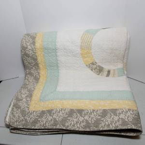 lot 361 image: Cotton Quilt from Cracker Barrel shop in Savage, MN  - 110 x 95