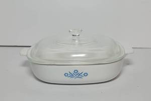 lot 385 image: Corning Ware Blue Cornflower 8 Inch P-9-B Dish with Lid