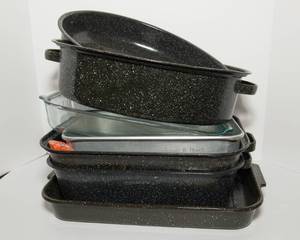 lot 390 image: Variety of Enamel Roasters and Metal Baking Pan and Glass Baking Dish