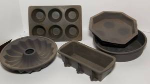 lot 391 image: Silicone Baking Molds - 5 Pieces