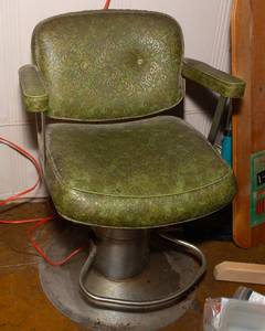 lot 412 image: Retro Green Beauty Chair