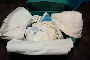 lot 413 image: Tote of Vintage Linens