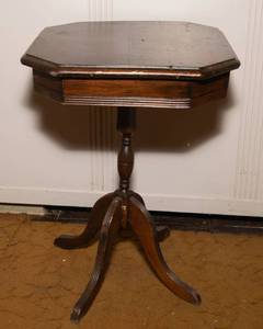 lot 401 image: Vintage Wooden Side Table