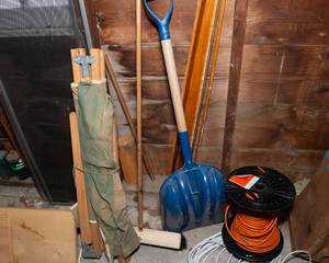 lot 453 image: Miscellaneous Garage Items
