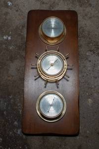 lot 454 image: Vintage Springfield Instrument Company Weather Station