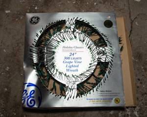 lot 458 image: GE 24 300 light Grapevine Lighted Wreath