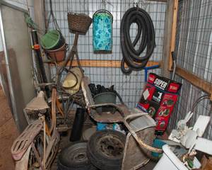 lot 446 image: Contents of an Outdoor Shed
