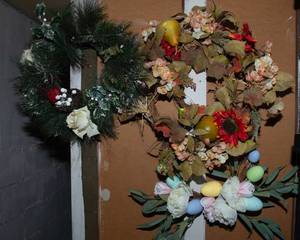 lot 474 image: Three Seasonal Wreaths