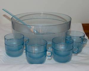 lot 475 image: Vintage Tupperware Preludio Acrylic Punch Bowl Set