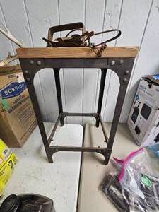 24 Stool, chain with two traps