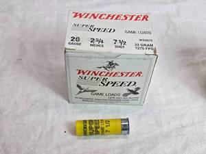 lot 13 image: Winchester Super Speed 20 Gauge 7 12 Shot Ammo Box of Shotgun Shells