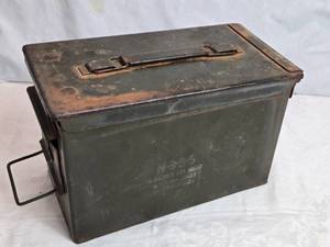 lot 20 image: Vintage M335 Ammo Box with Portable Handle