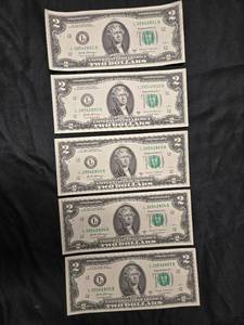 lot 102 image: Lot of 5 Sequential $2 Bills Series 2017 A - Uncirculated