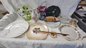 Fenton Hand-painted Glas Basket with assorted dishware