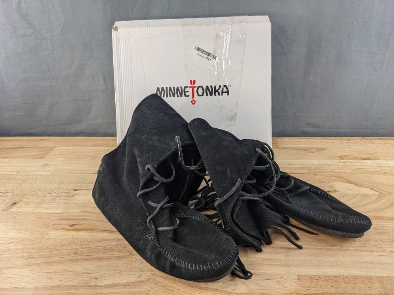 lot 26J image: New Minnetonka Front Lace Knee High Boot Mens Size 13 Black N